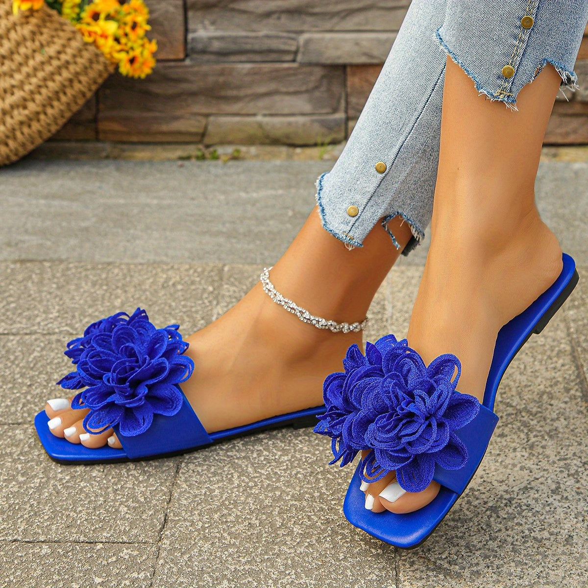 The New Spring/Summer 2025 Fashion Beach Shoes And Casual Outerwear Flower-Shaped Flat Slippers for Women