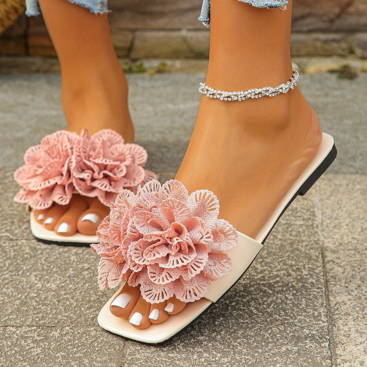 The New Spring/Summer 2025 Fashion Beach Shoes And Casual Outerwear Flower-Shaped Flat Slippers for Women