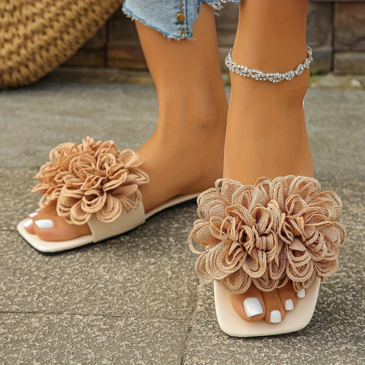 The New Spring/Summer 2025 Fashion Beach Shoes And Casual Outerwear Flower-Shaped Flat Slippers for Women