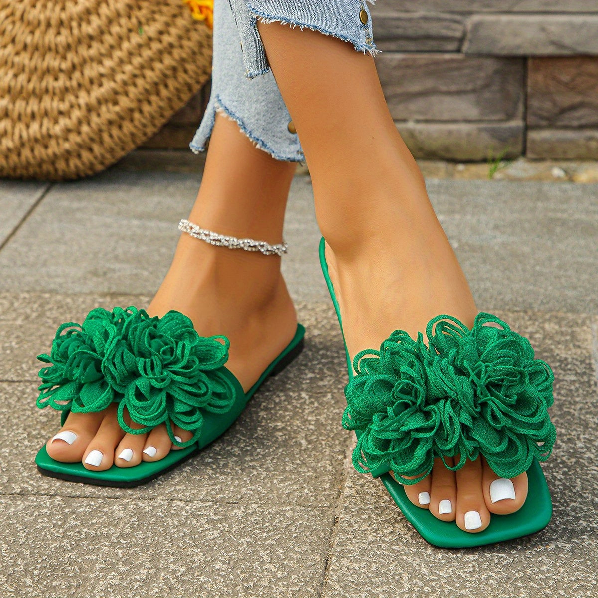 The New Spring/Summer 2025 Fashion Beach Shoes And Casual Outerwear Flower-Shaped Flat Slippers for Women