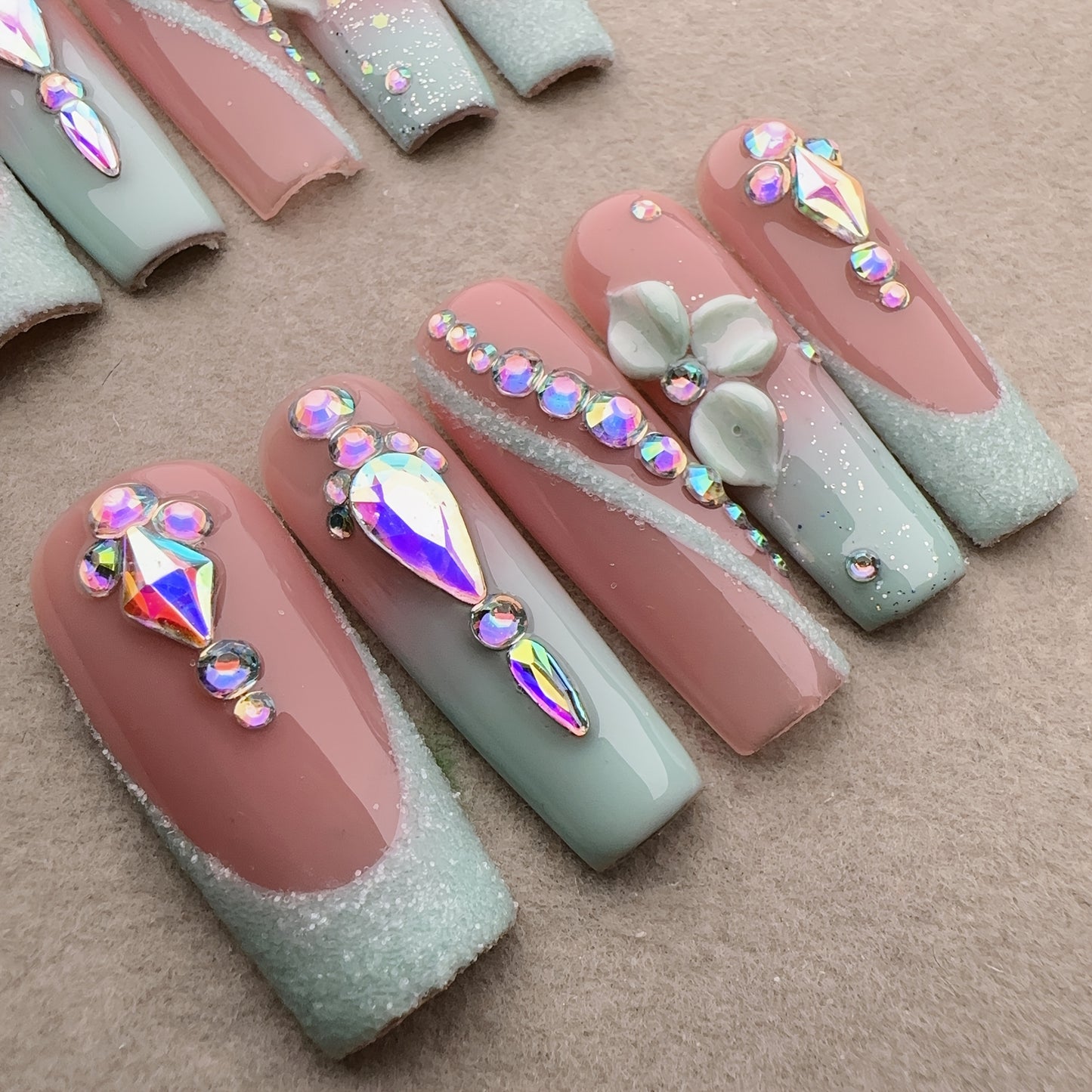 Ten-piece pack of handmade wearable nails for women, full coverage nail stickers, reusable square Glitter glitter hand-painted manicure green nude style 3D handmade three-dimensional carved full Glitter shiny gradient