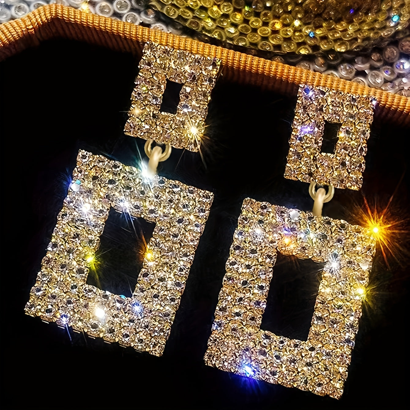 A Pair of Luxurious And Elegant Square Earrings Adorned with Exquisite Rhinestones.