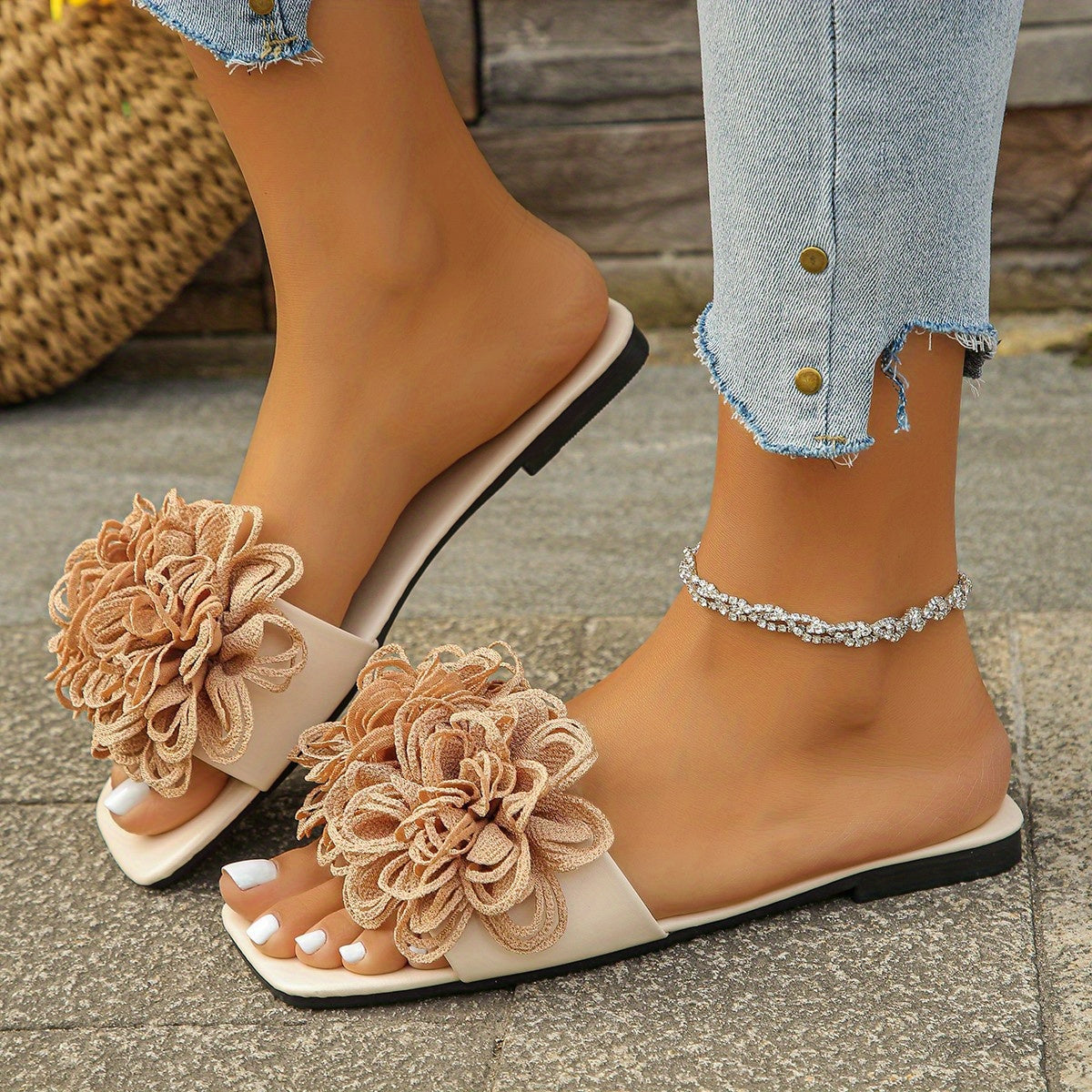 The New Spring/Summer 2025 Fashion Beach Shoes And Casual Outerwear Flower-Shaped Flat Slippers for Women