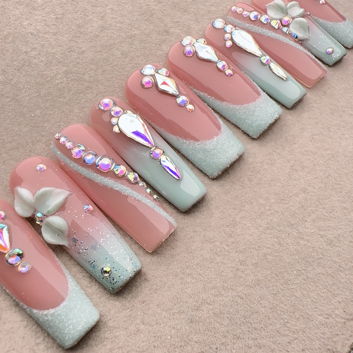 Ten-piece pack of handmade wearable nails for women, full coverage nail stickers, reusable square Glitter glitter hand-painted manicure green nude style 3D handmade three-dimensional carved full Glitter shiny gradient