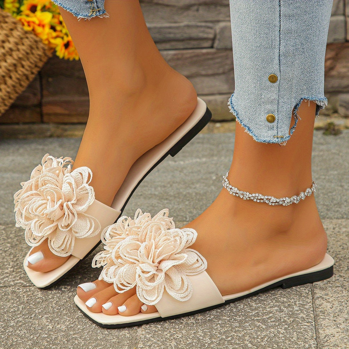 The New Spring/Summer 2025 Fashion Beach Shoes And Casual Outerwear Flower-Shaped Flat Slippers for Women