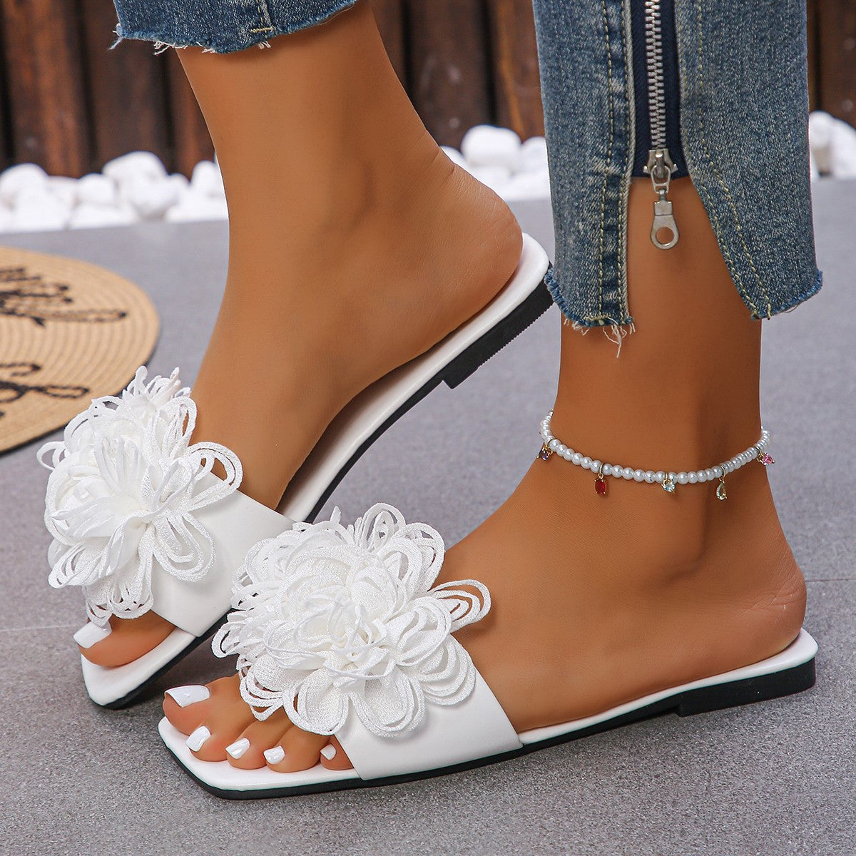 The New Spring/Summer 2025 Fashion Beach Shoes And Casual Outerwear Flower-Shaped Flat Slippers for Women