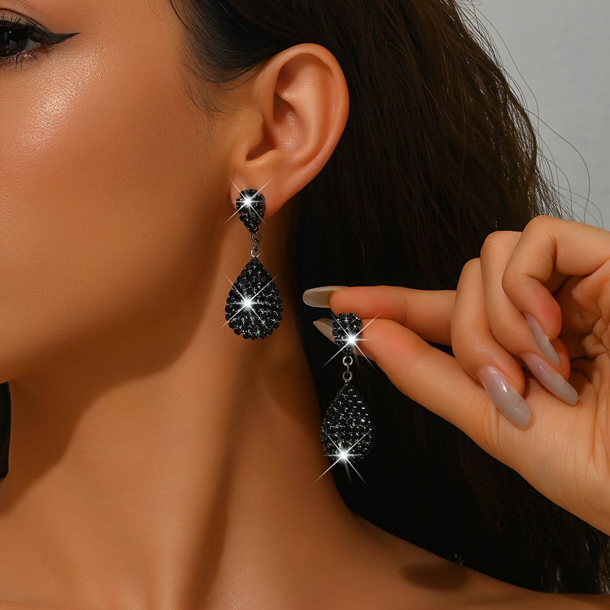 Fashionable And Luxurious Bride'S Earrings with Copper And Rhinestones, Perfect for Wedding Ceremonies And Elegant Party Accessories.