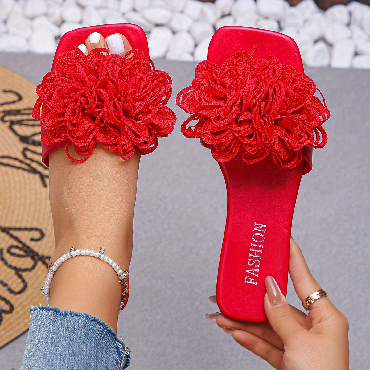 The New Spring/Summer 2025 Fashion Beach Shoes And Casual Outerwear Flower-Shaped Flat Slippers for Women