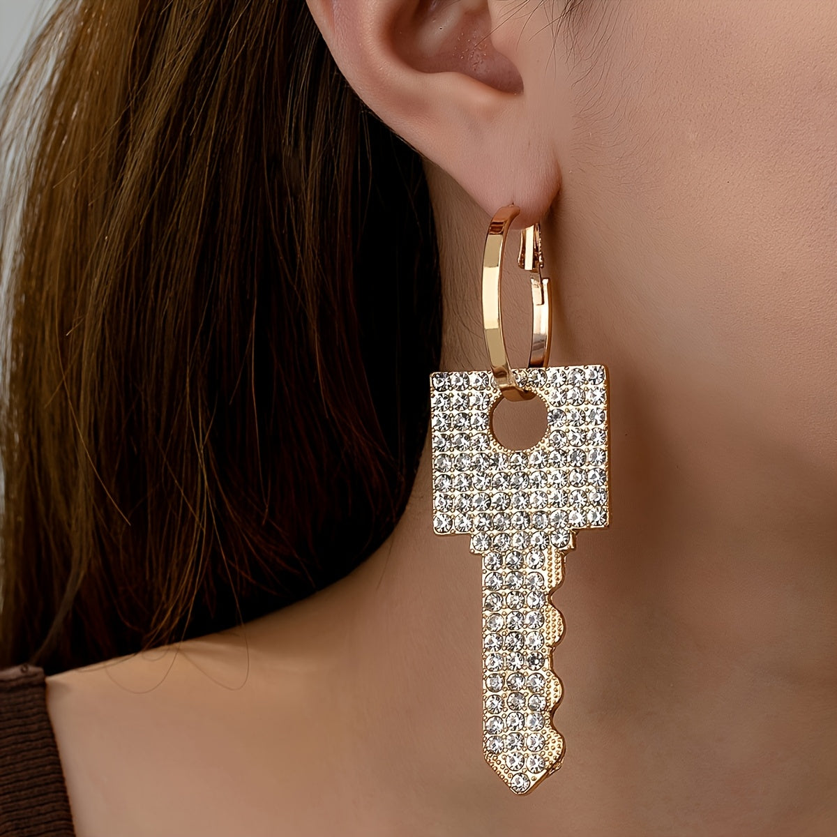 A pair of fashionable and elegant high-end luxury exaggerated rhinestone Women's earrings - suitable for parties, banquets and weddings - a gift for friends