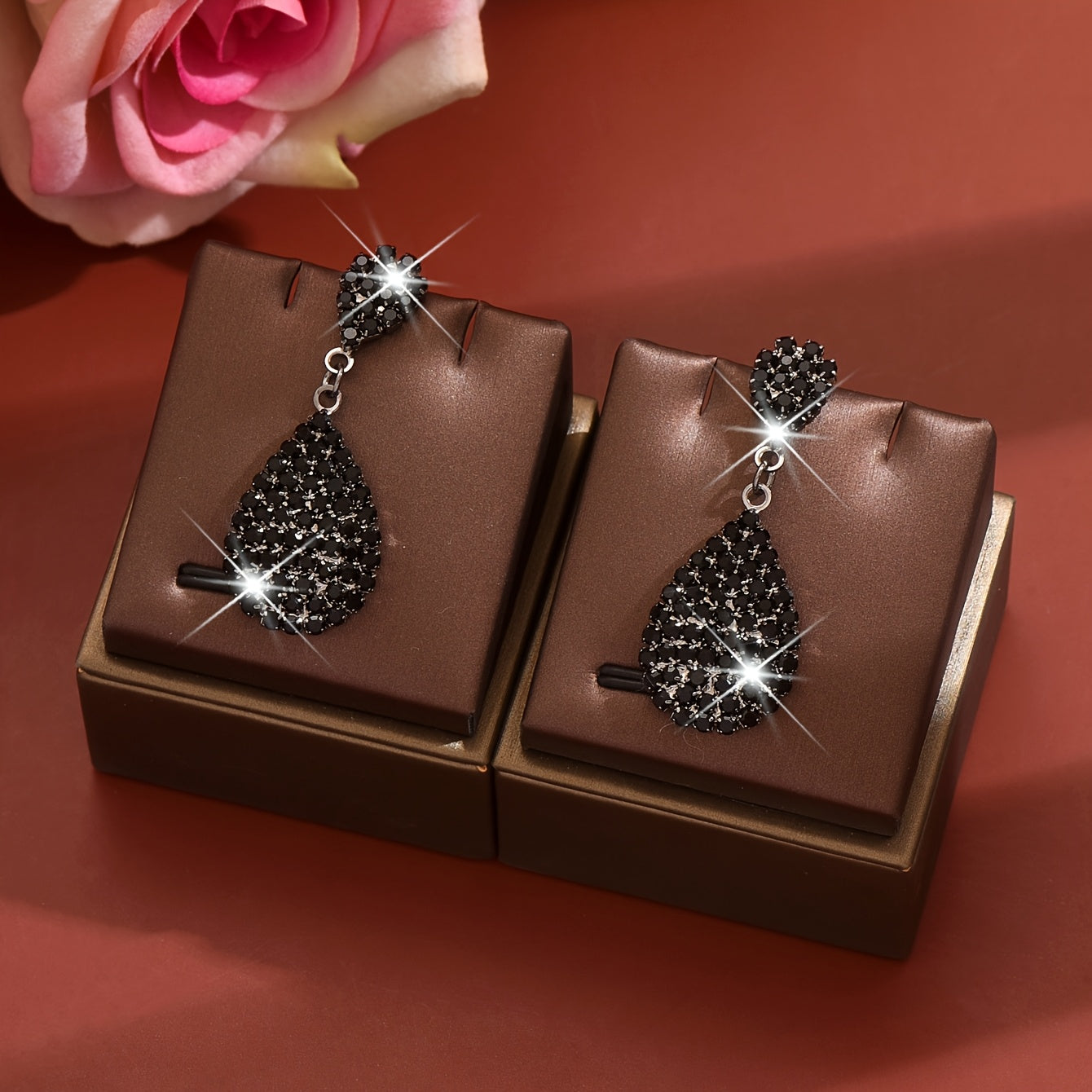 Fashionable And Luxurious Bride'S Earrings with Copper And Rhinestones, Perfect for Wedding Ceremonies And Elegant Party Accessories.
