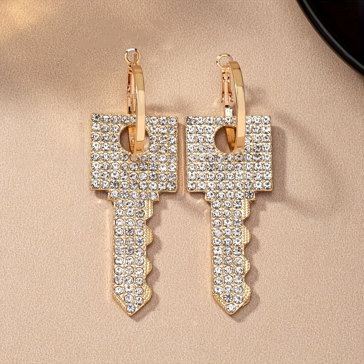 A pair of fashionable and elegant high-end luxury exaggerated rhinestone Women's earrings - suitable for parties, banquets and weddings - a gift for friends