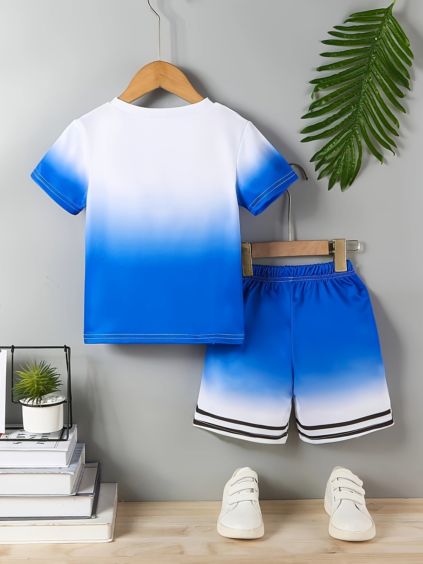 Summer Fashion Boys Trendy Simple Blue And White Gradient Short Sleeve Shorts Set, Perfect for Summer Outdoor Activities, Daily Wear, Leisure, Entertainment, Gatherings, Parties, School, Travel, An Ideal Gift., Perfect for Ou