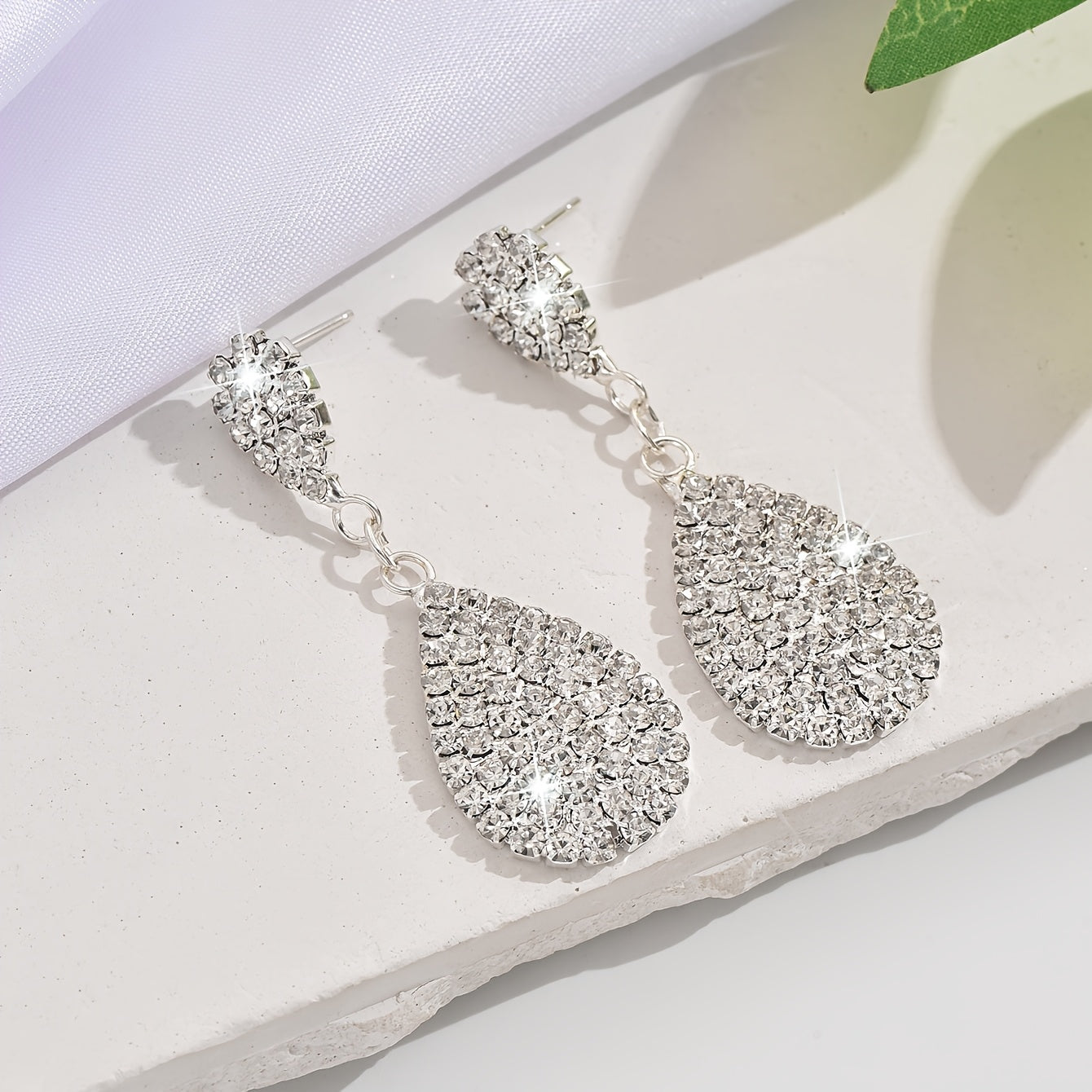 Fashionable And Luxurious Bride'S Earrings with Copper And Rhinestones, Perfect for Wedding Ceremonies And Elegant Party Accessories.