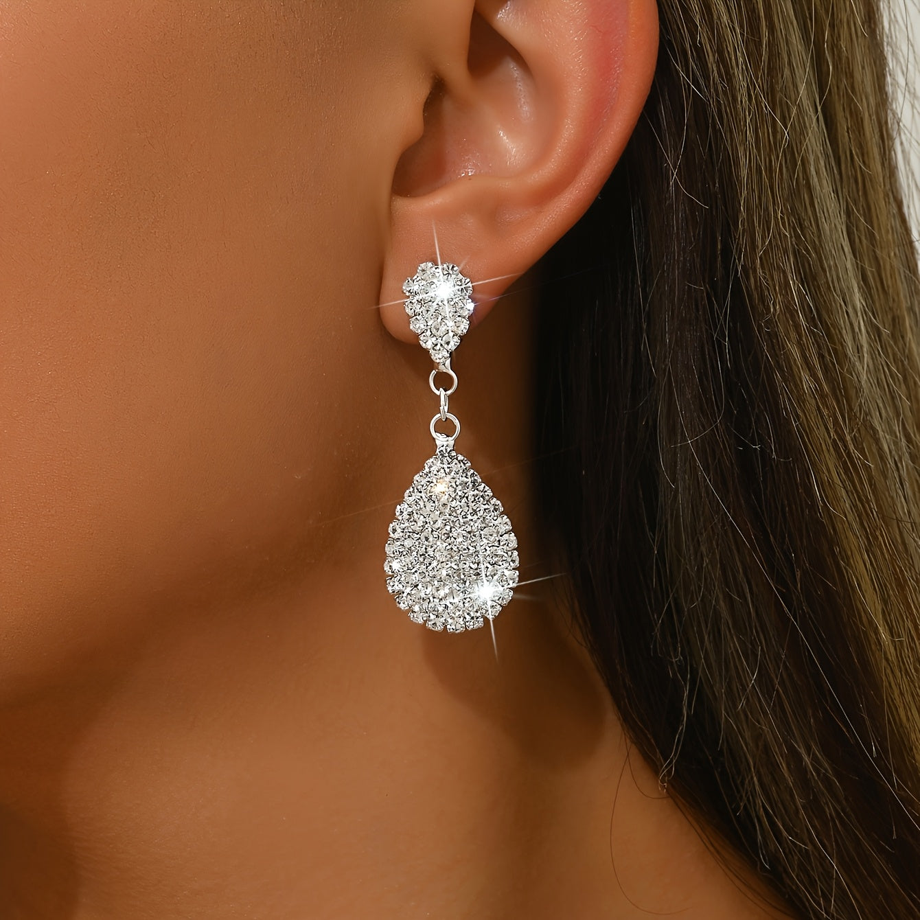 Fashionable And Luxurious Bride'S Earrings with Copper And Rhinestones, Perfect for Wedding Ceremonies And Elegant Party Accessories.