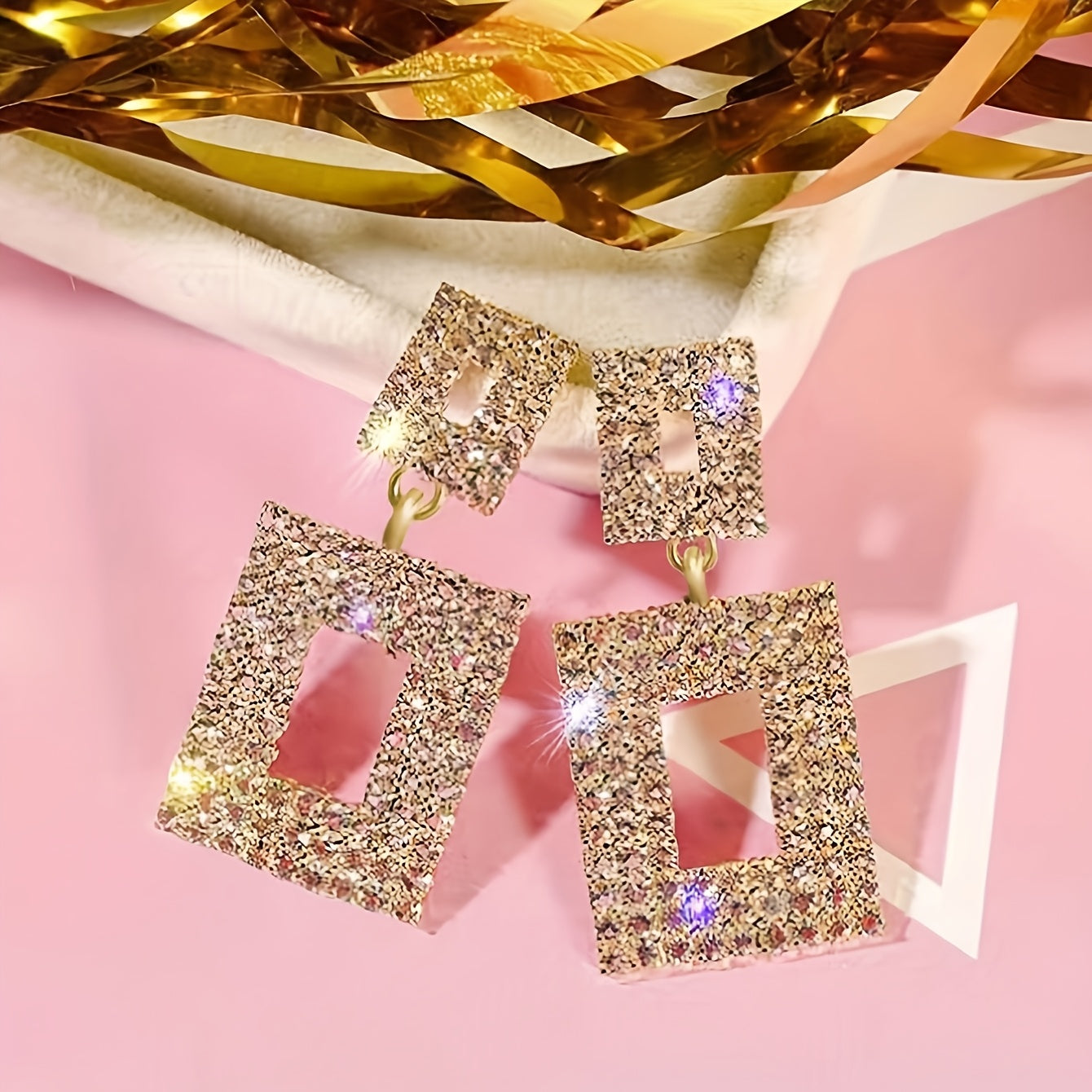 A Pair of Luxurious And Elegant Square Earrings Adorned with Exquisite Rhinestones.