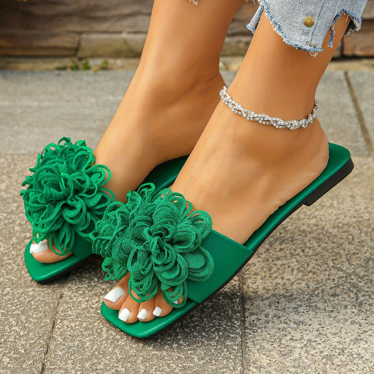 The New Spring/Summer 2025 Fashion Beach Shoes And Casual Outerwear Flower-Shaped Flat Slippers for Women