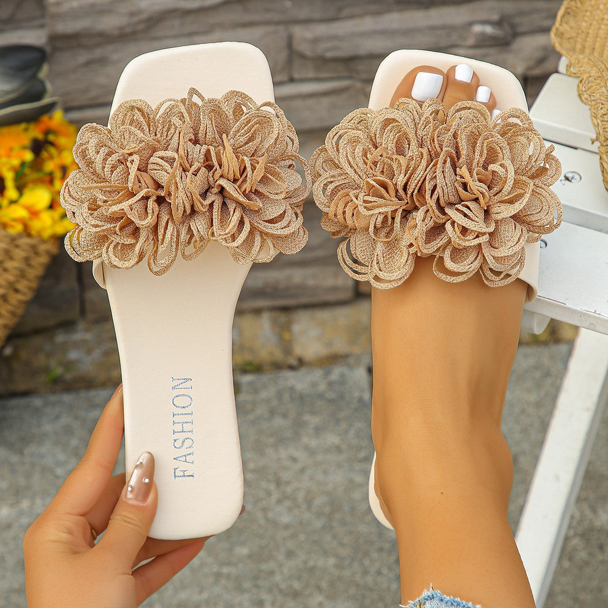 The New Spring/Summer 2025 Fashion Beach Shoes And Casual Outerwear Flower-Shaped Flat Slippers for Women