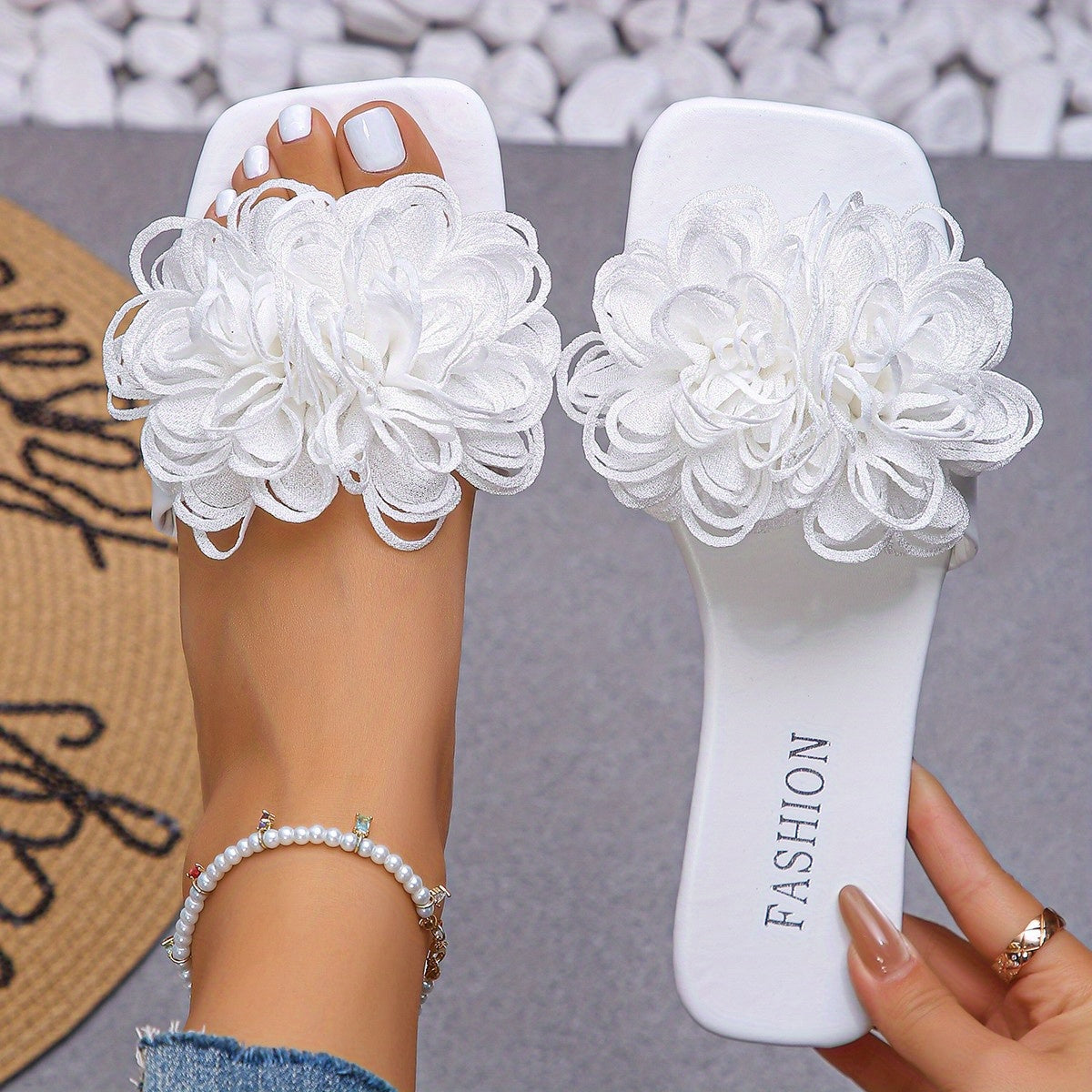 The New Spring/Summer 2025 Fashion Beach Shoes And Casual Outerwear Flower-Shaped Flat Slippers for Women