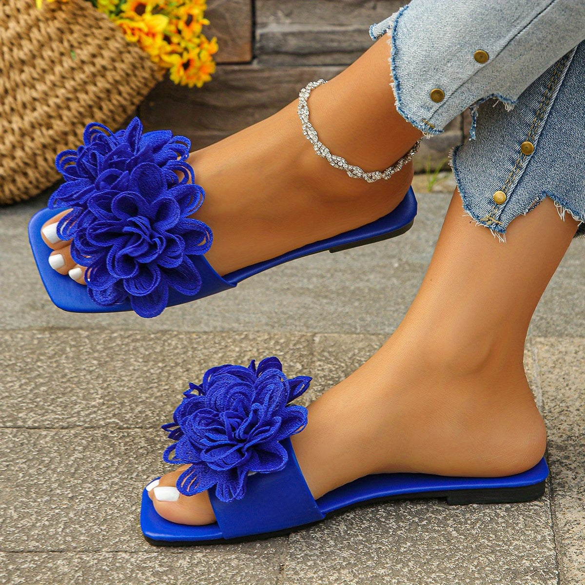 The New Spring/Summer 2025 Fashion Beach Shoes And Casual Outerwear Flower-Shaped Flat Slippers for Women