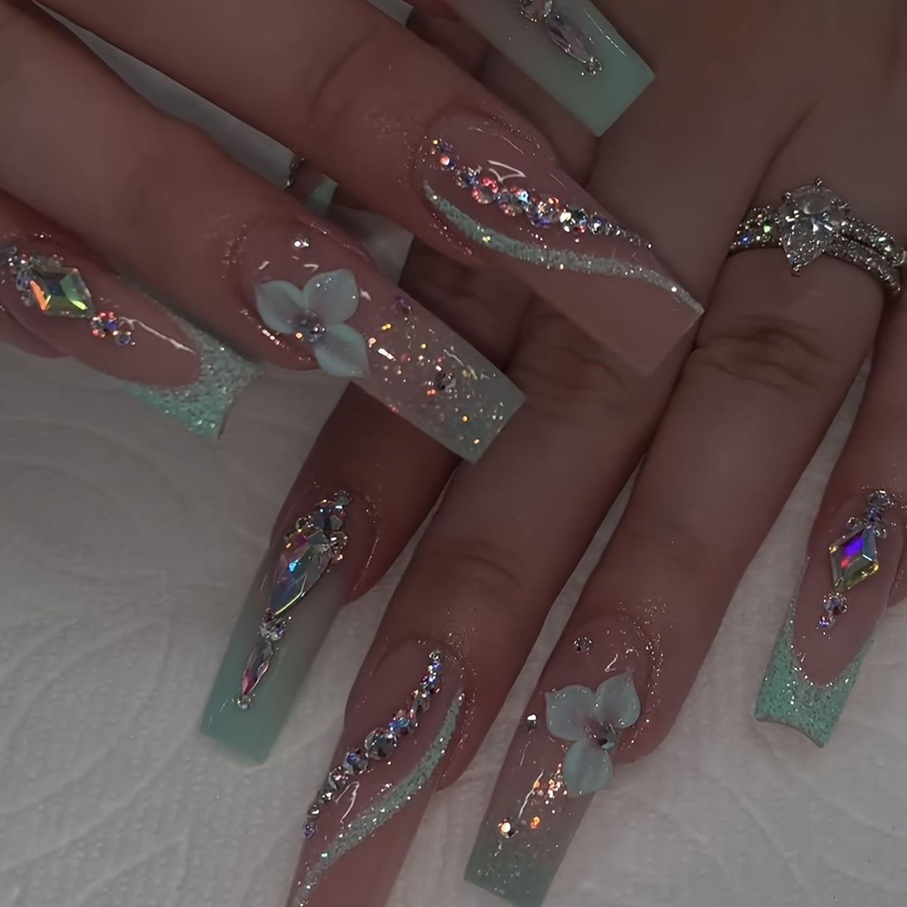 Ten-piece pack of handmade wearable nails for women, full coverage nail stickers, reusable square Glitter glitter hand-painted manicure green nude style 3D handmade three-dimensional carved full Glitter shiny gradient