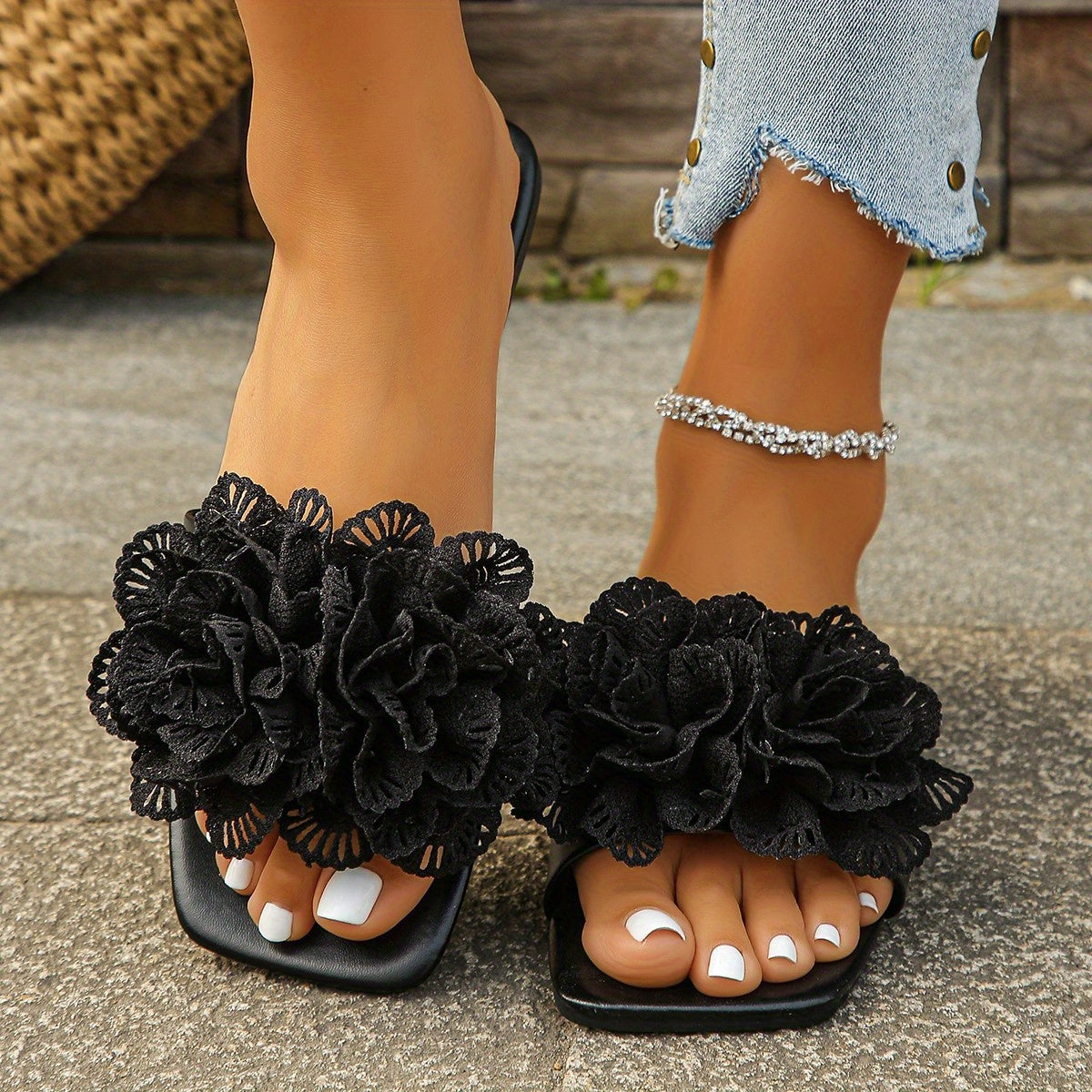 The New Spring/Summer 2025 Fashion Beach Shoes And Casual Outerwear Flower-Shaped Flat Slippers for Women