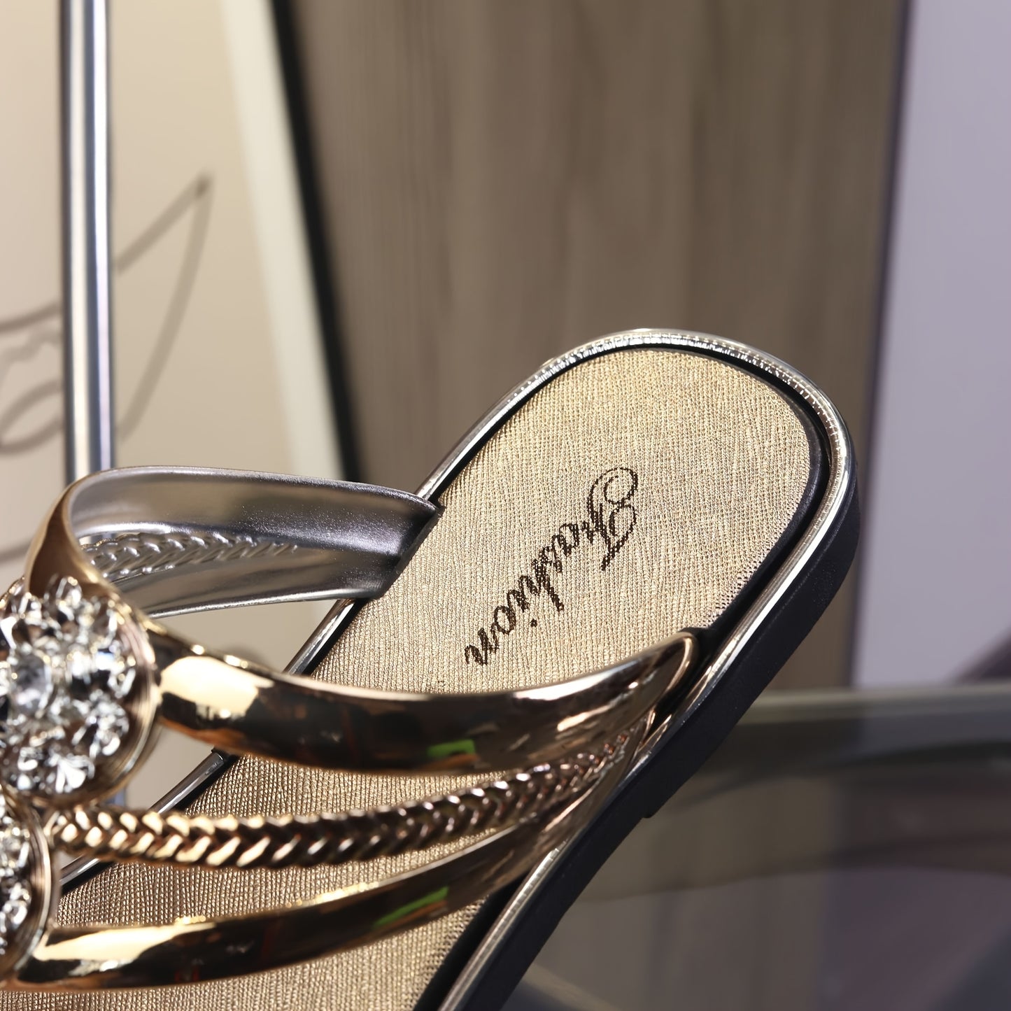 [Elegant Sandals] Lightweight Elegant Women’s Rhinestone Flat Sandals | Casual Outdoor Herringbone Slippers with Sparkling Metallic Accents, Beach Footwear, PVC Sandals, Summer Sandals