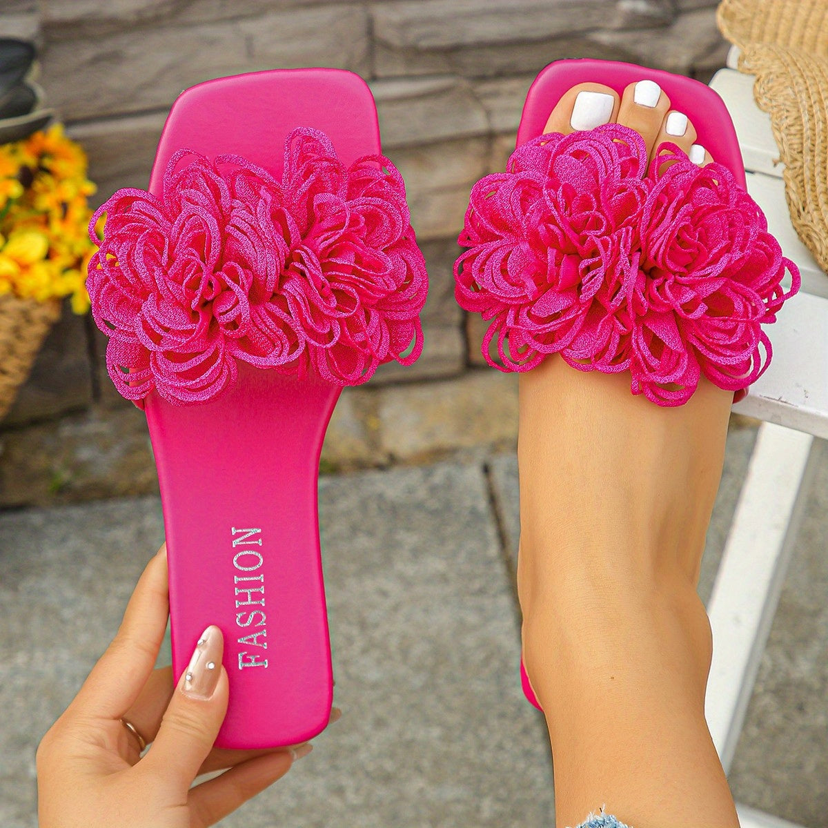 The New Spring/Summer 2025 Fashion Beach Shoes And Casual Outerwear Flower-Shaped Flat Slippers for Women