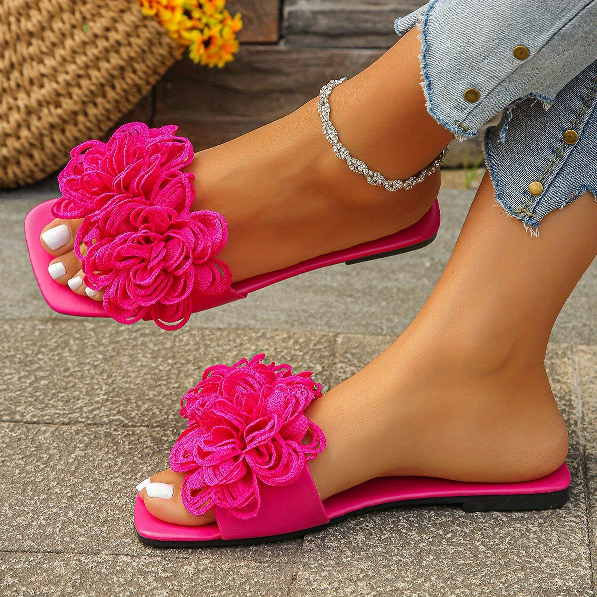 The New Spring/Summer 2025 Fashion Beach Shoes And Casual Outerwear Flower-Shaped Flat Slippers for Women