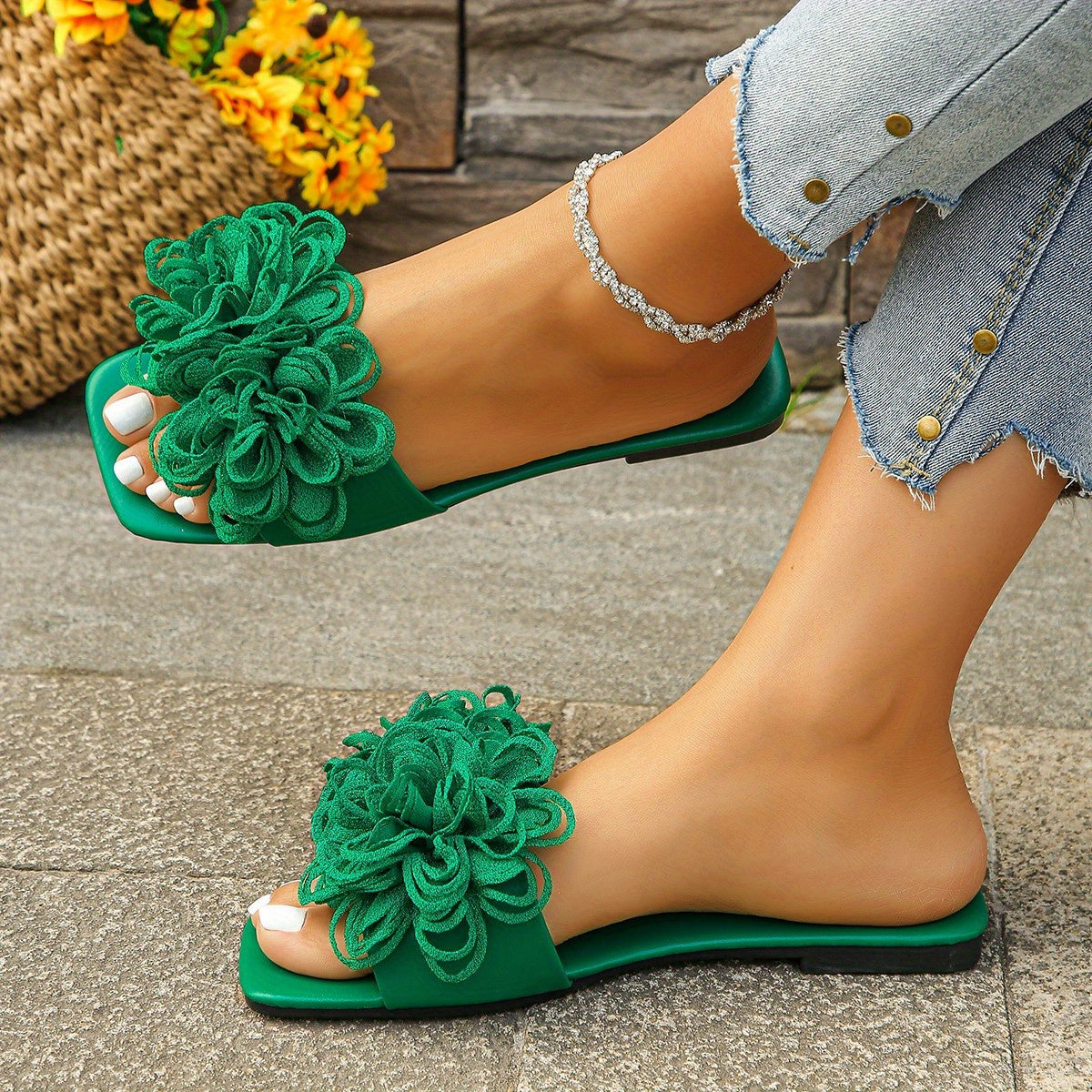 The New Spring/Summer 2025 Fashion Beach Shoes And Casual Outerwear Flower-Shaped Flat Slippers for Women
