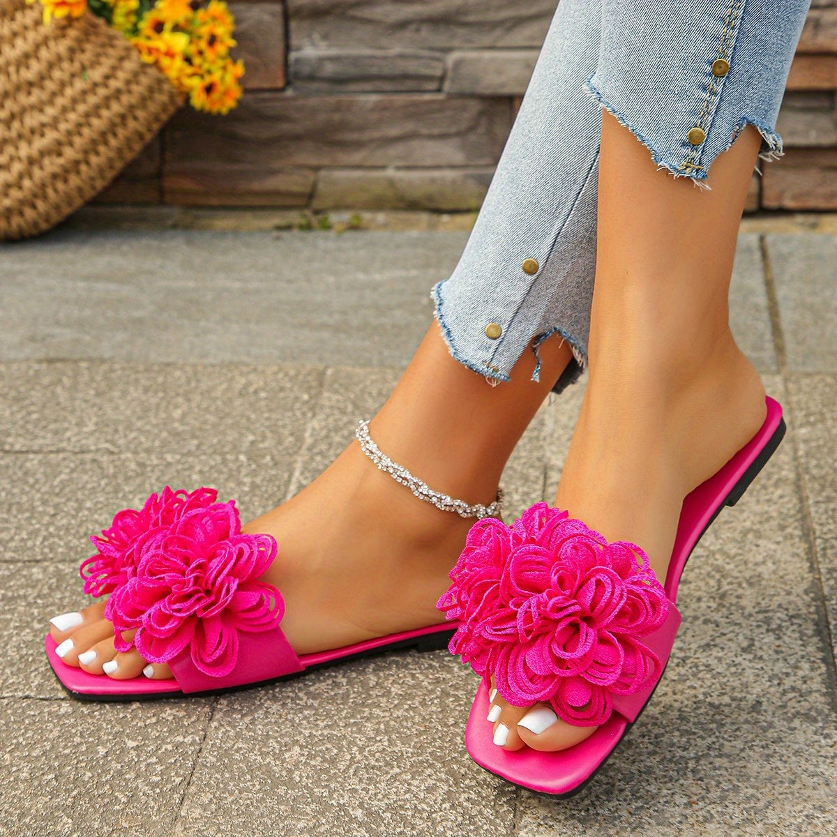 The New Spring/Summer 2025 Fashion Beach Shoes And Casual Outerwear Flower-Shaped Flat Slippers for Women