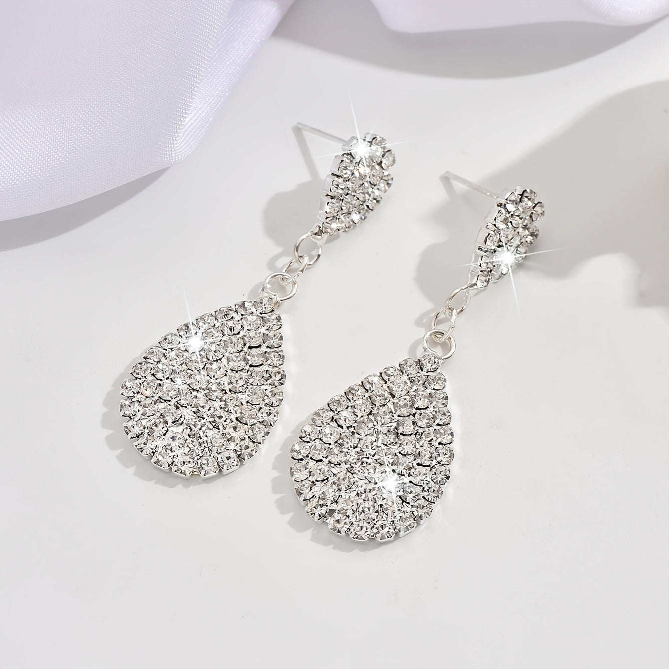 Fashionable And Luxurious Bride'S Earrings with Copper And Rhinestones, Perfect for Wedding Ceremonies And Elegant Party Accessories.