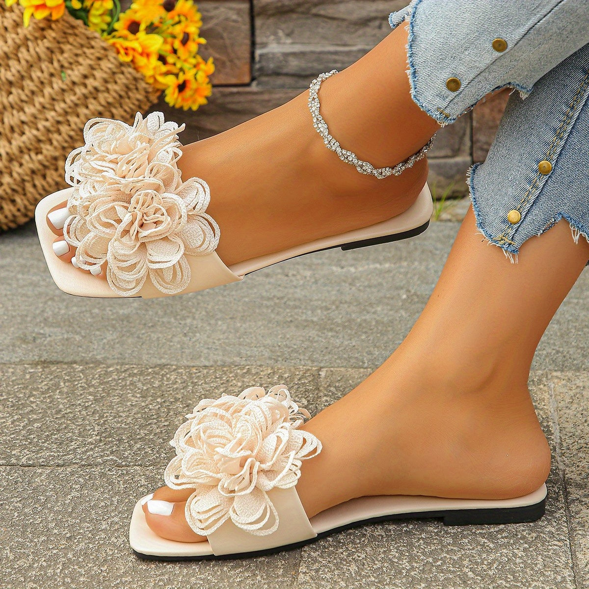 The New Spring/Summer 2025 Fashion Beach Shoes And Casual Outerwear Flower-Shaped Flat Slippers for Women