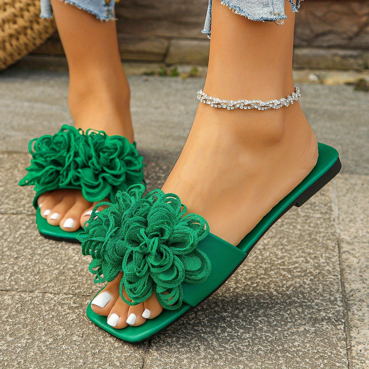 The New Spring/Summer 2025 Fashion Beach Shoes And Casual Outerwear Flower-Shaped Flat Slippers for Women