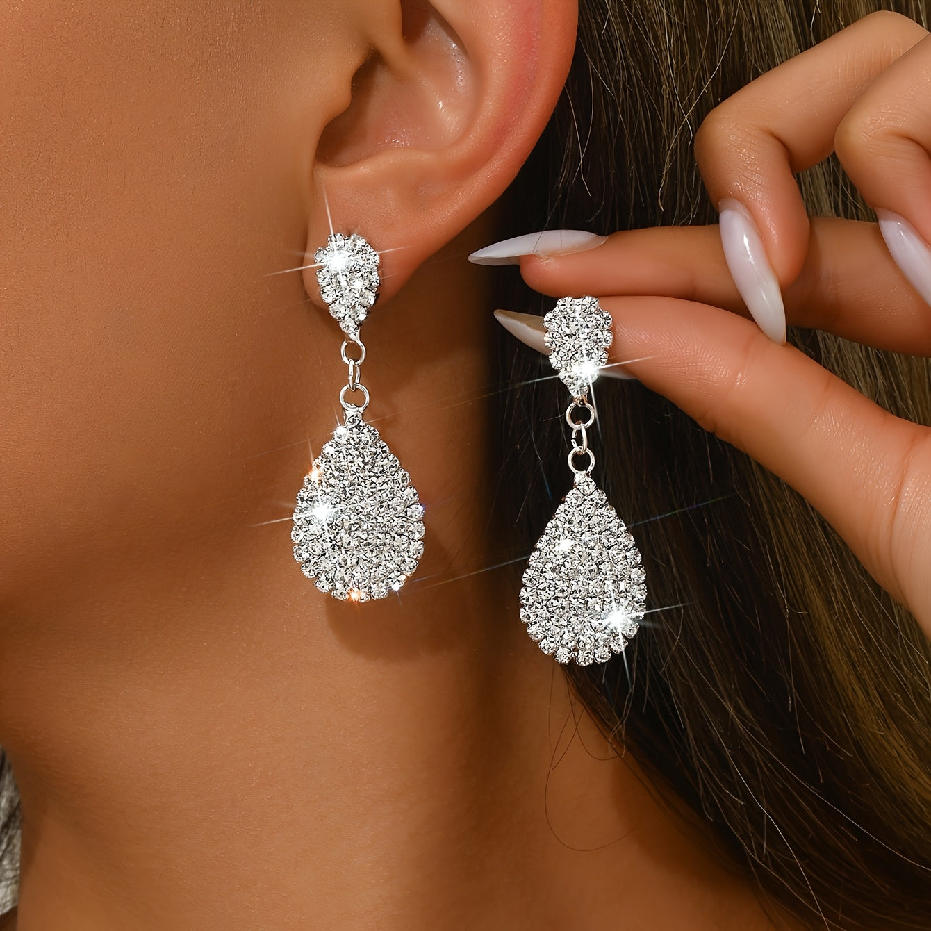 Fashionable And Luxurious Bride'S Earrings with Copper And Rhinestones, Perfect for Wedding Ceremonies And Elegant Party Accessories.
