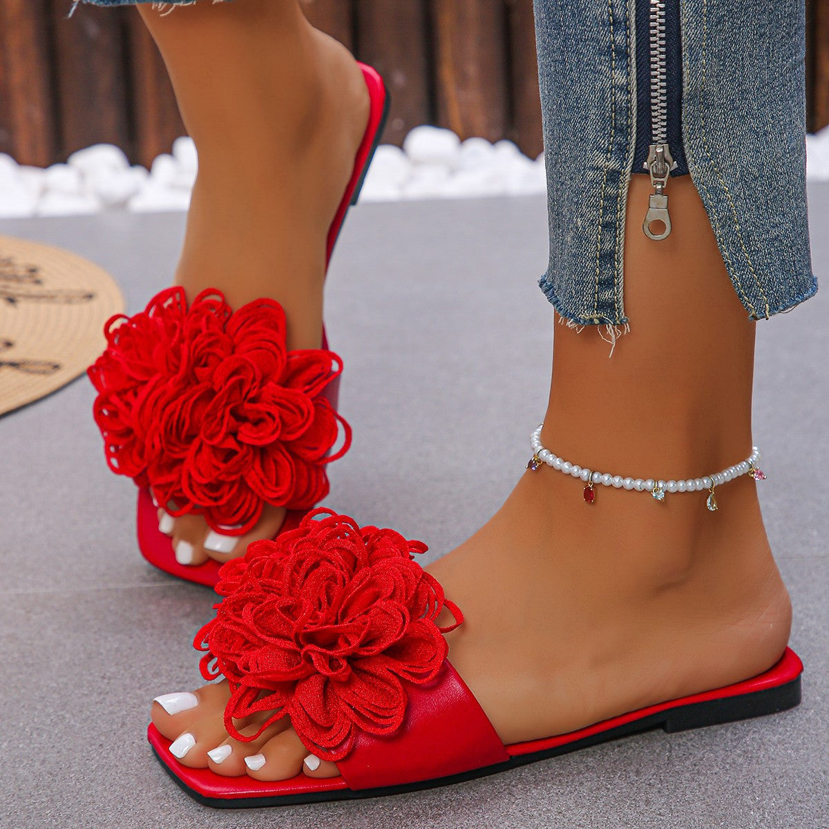 The New Spring/Summer 2025 Fashion Beach Shoes And Casual Outerwear Flower-Shaped Flat Slippers for Women