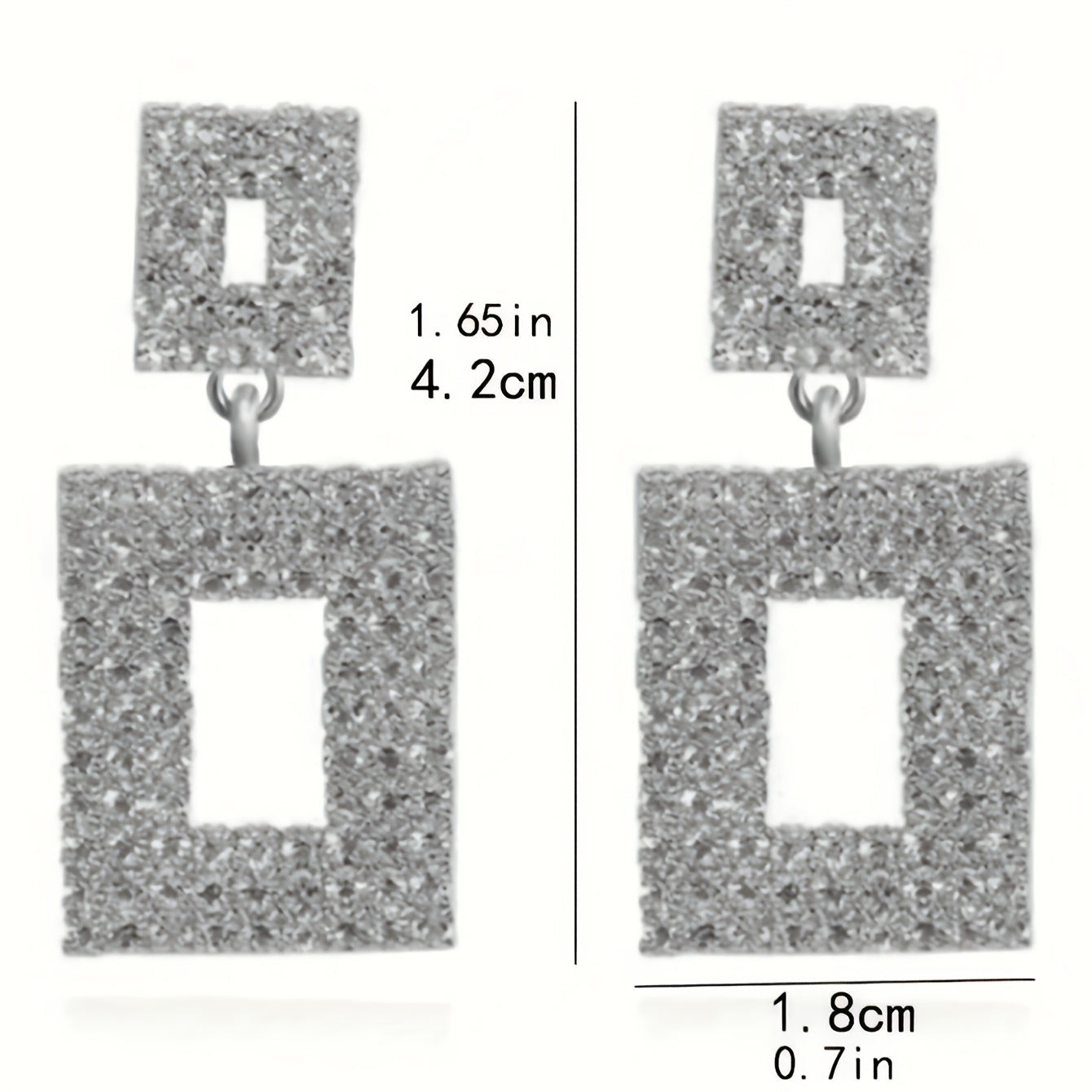 A Pair of Luxurious And Elegant Square Earrings Adorned with Exquisite Rhinestones.