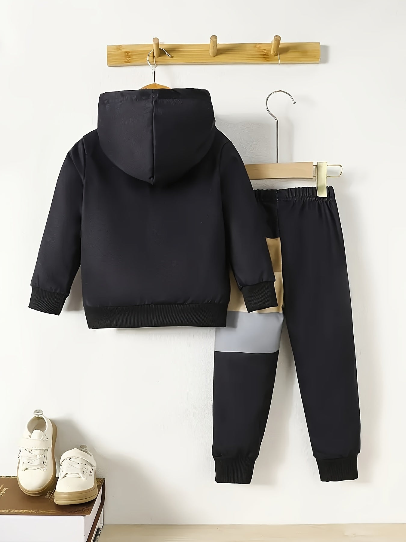 European And American Baby Boys' Autumn/Winter Hot-Selling Two-Piece Set: Color-Block Printed Hooded Sweatshirt + Printed Sweatpants, Perfect for Outdoor