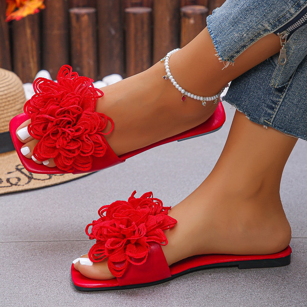 The New Spring/Summer 2025 Fashion Beach Shoes And Casual Outerwear Flower-Shaped Flat Slippers for Women
