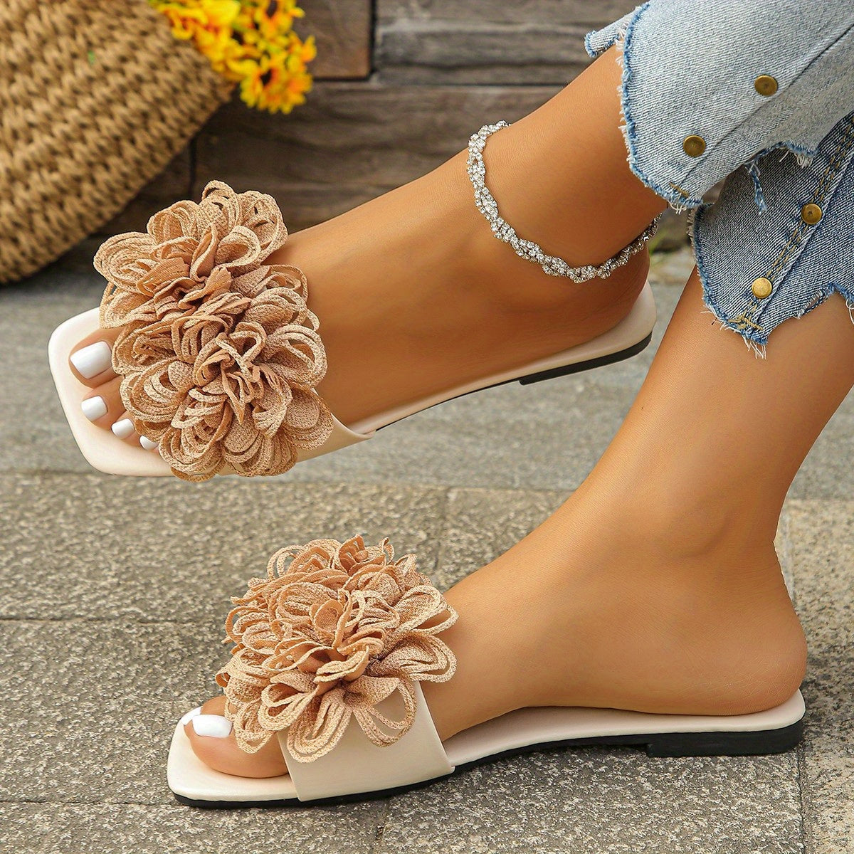The New Spring/Summer 2025 Fashion Beach Shoes And Casual Outerwear Flower-Shaped Flat Slippers for Women