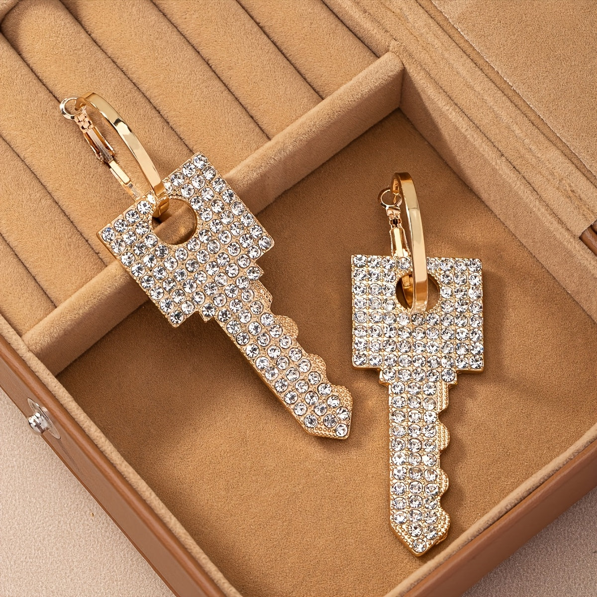 A pair of fashionable and elegant high-end luxury exaggerated rhinestone Women's earrings - suitable for parties, banquets and weddings - a gift for friends