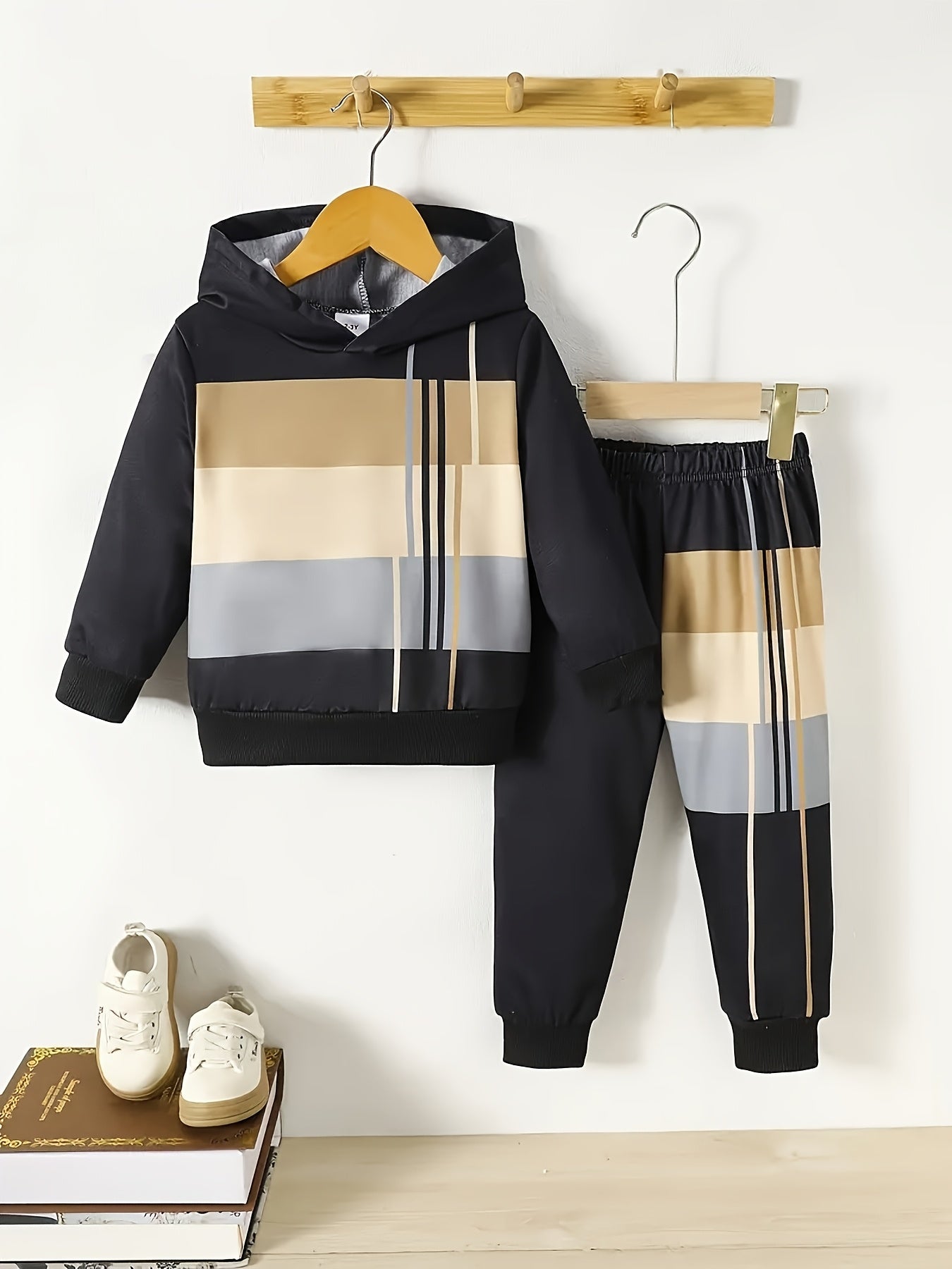 European And American Baby Boys' Autumn/Winter Hot-Selling Two-Piece Set: Color-Block Printed Hooded Sweatshirt + Printed Sweatpants, Perfect for Outdoor
