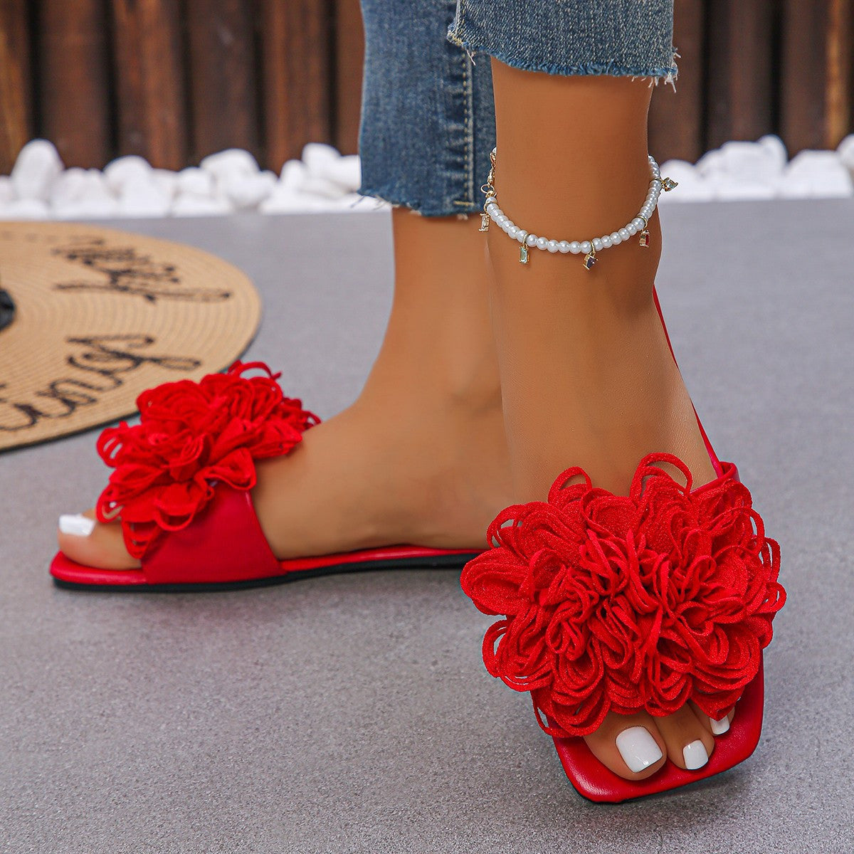 The New Spring/Summer 2025 Fashion Beach Shoes And Casual Outerwear Flower-Shaped Flat Slippers for Women