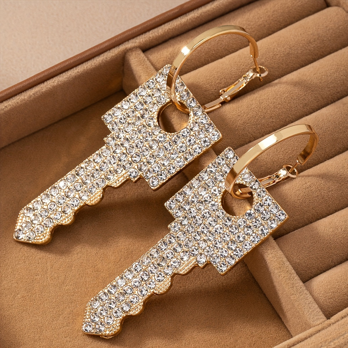 A pair of fashionable and elegant high-end luxury exaggerated rhinestone Women's earrings - suitable for parties, banquets and weddings - a gift for friends