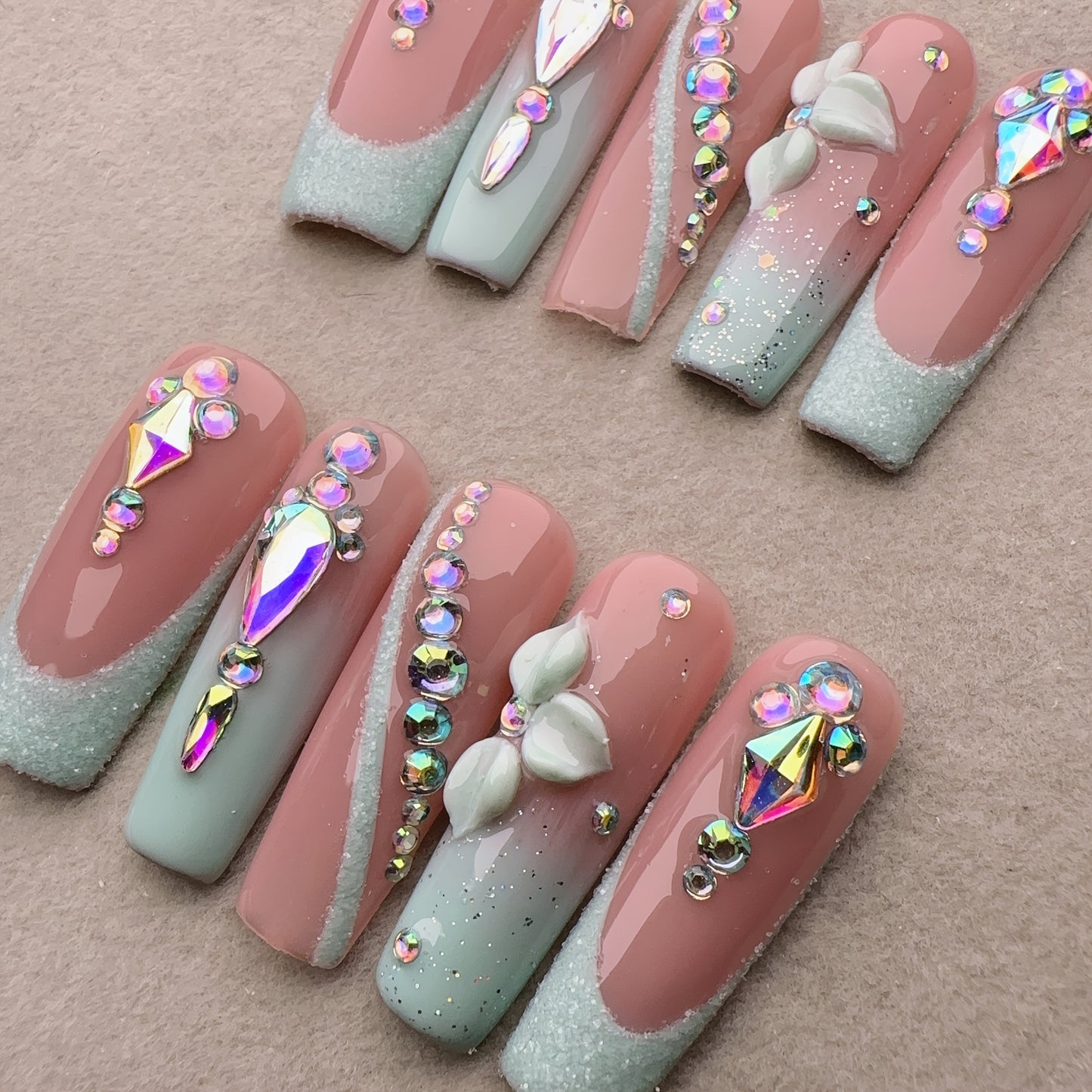 Ten-piece pack of handmade wearable nails for women, full coverage nail stickers, reusable square Glitter glitter hand-painted manicure green nude style 3D handmade three-dimensional carved full Glitter shiny gradient