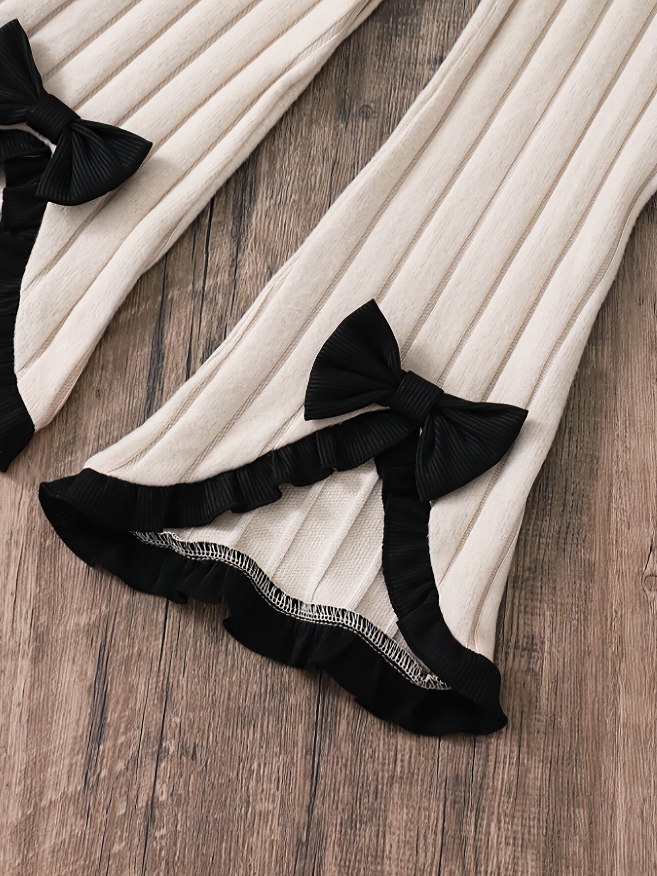 Targeted Development Two-Piece Autumn/Winter Girls' Round Neck Long Sleeve Ribbed Pullover + Bow-Trimmed Flared Pants Set, Gift Set for Girls, Perfect for Outdoor