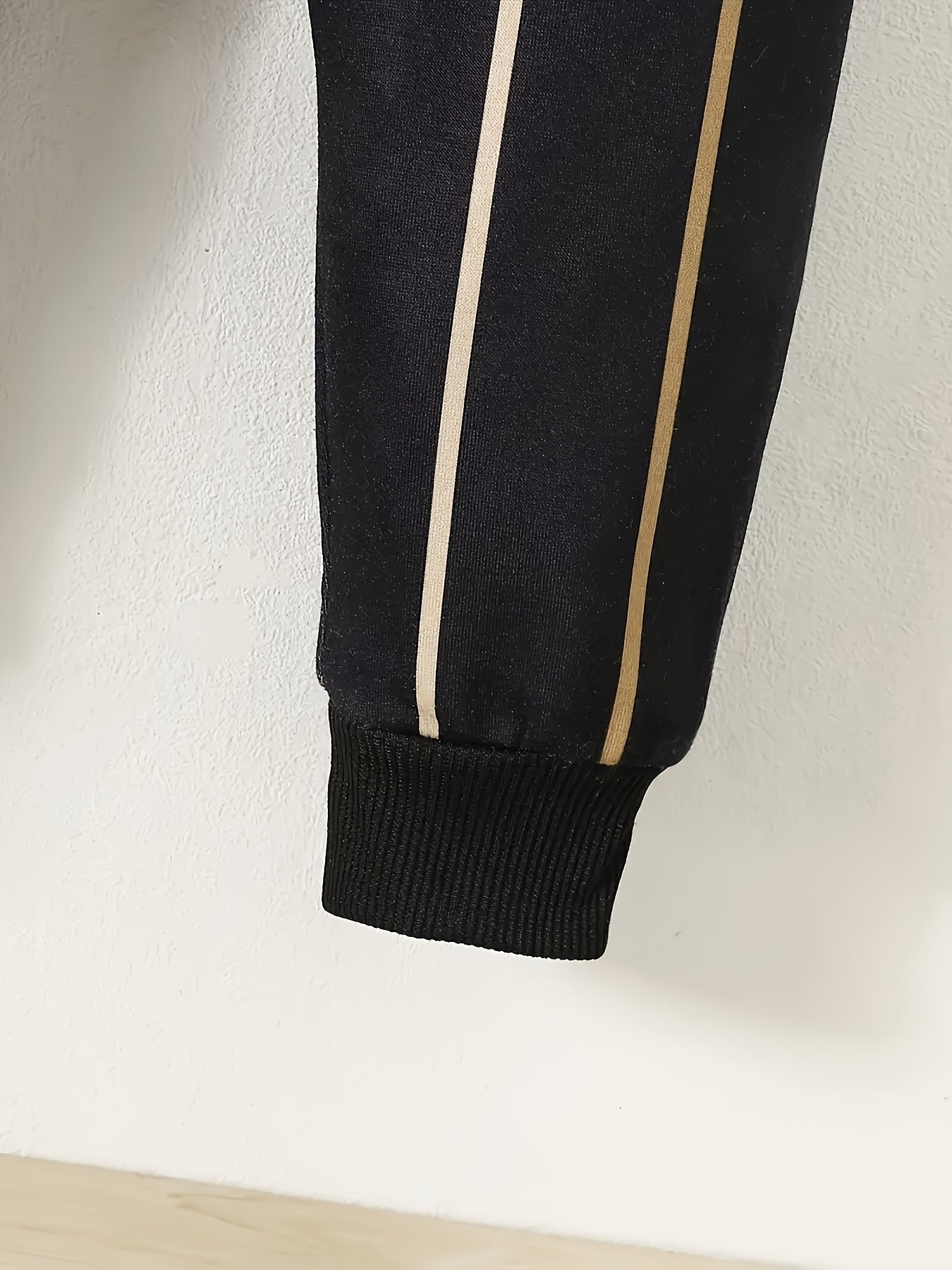 European And American Baby Boys' Autumn/Winter Hot-Selling Two-Piece Set: Color-Block Printed Hooded Sweatshirt + Printed Sweatpants, Perfect for Outdoor