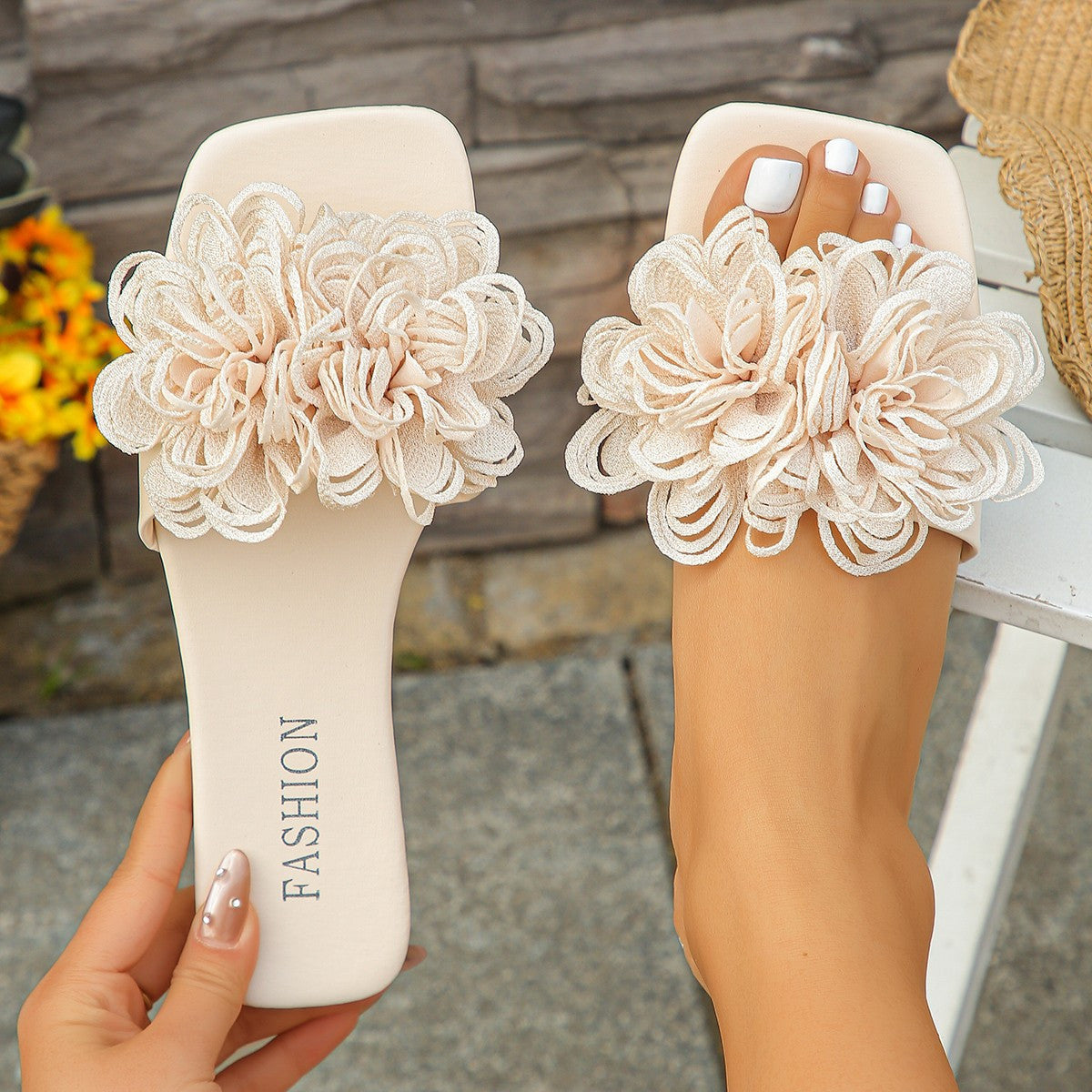 The New Spring/Summer 2025 Fashion Beach Shoes And Casual Outerwear Flower-Shaped Flat Slippers for Women