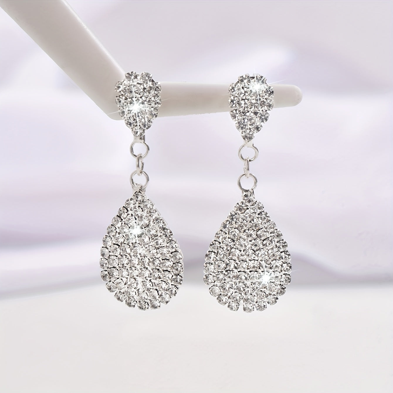 Fashionable And Luxurious Bride'S Earrings with Copper And Rhinestones, Perfect for Wedding Ceremonies And Elegant Party Accessories.